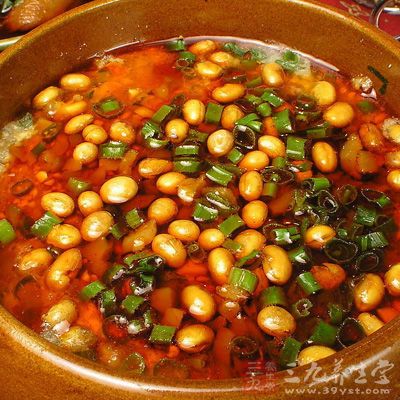 加水加鹽煮15分鐘，再加土豆炖至湯汁收干