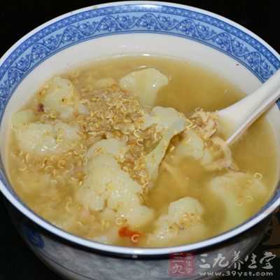 海參剖洗干淨，切段，入沸水中氽一下，撈出瀝水