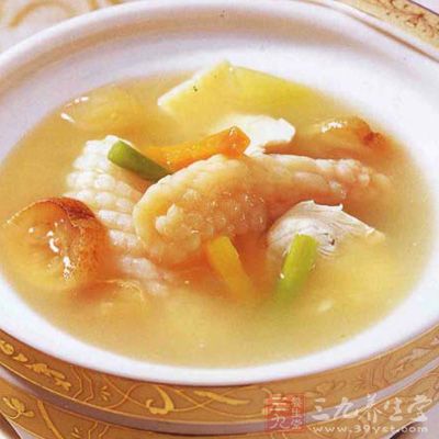 蔥姜(姜用刀拍碎)，加入開水，料酒少許，海參放入，泡半小時，可去腥味