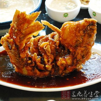 在淨魚兩面分別斜刀紋,用少許鹽、料酒腌制 在淨魚兩面分別斜刀紋,用少許鹽、料酒腌制