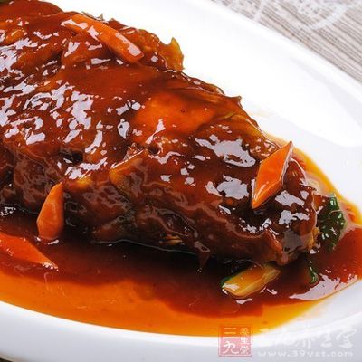 鯉魚宰殺洗淨,剔去神經線,兩側打花刀 鯉魚宰殺洗淨,剔去神經線,兩側打花刀