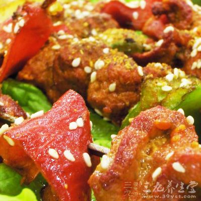 鹿肉焯過水，煸炒一下