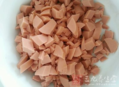 將小火腿腸切成小粒