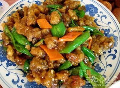 先把肉切成大姆指肚大小的段,用料酒、少許精鹽喂一會兒 先把肉切成大姆指肚大小的段,用料酒、少許精鹽喂一會兒