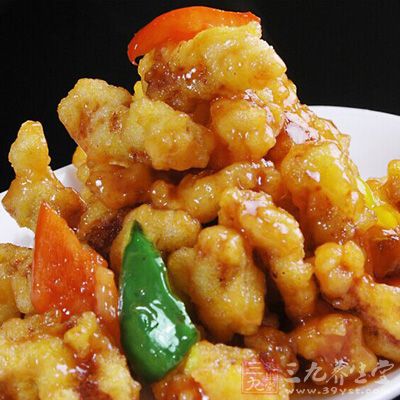 瘦肉切段,用料酒、精鹽腌一會,再用澱粉和少許色拉油調成糊漿狀 瘦肉切段,用料酒、精鹽腌一會,再用澱粉和少許色拉油調成糊漿狀