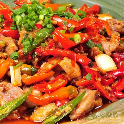 雞胸肉去皮,切丁,加入腌料拌勻,腌20分鐘 雞胸肉去皮,切丁,加入腌料拌勻,腌20分鐘