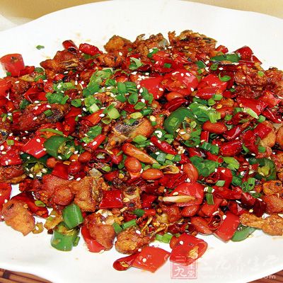 鍋中放油,油溫熱時放入雞肉,小火炸約5分鐘至雞肉水分揮發 鍋中放油,油溫熱時放入雞肉,小火炸約5分鐘至雞肉水分揮發