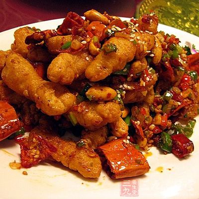 雞脯肉、青紅尖椒、香菇分別切丁 雞脯肉、青紅尖椒、香菇分別切丁