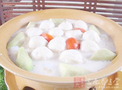 魚肉中加入精鹽、白胡椒粉、姜末、蛋清、澱粉、料酒 魚肉中加入精鹽、白胡椒粉、姜末、蛋清、澱粉、料酒