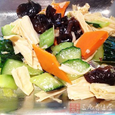 佛手瓜去皮去核切絲,干海帶泡發洗淨後切絲,黃皮甜洋蔥(一個)切片用水泡一下 佛手瓜去皮去核切絲,干海帶泡發洗淨後切絲,黃皮甜洋蔥(一個)切片用水泡一下