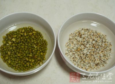 薏仁及綠豆洗淨後，用清水浸泡隔夜