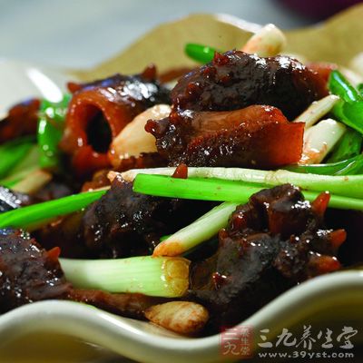 海參切大片，大蔥切段