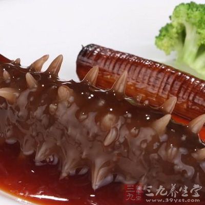 將水發嫩小海參洗淨，整個放入涼水鍋中，用旺火燒開，約煮5分鐘撈出，瀝淨水