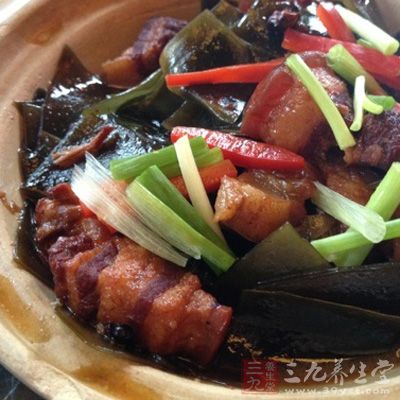 將水發海帶洗淨,切成菱形片備用 將水發海帶洗淨,切成菱形片備用