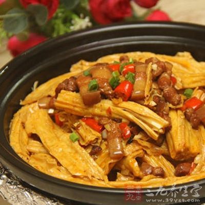 將帶皮肉用刀刮淨豬毛,洗淨後切成塊。腐竹用溫水泡發 將帶皮肉用刀刮淨豬毛,洗淨後切成塊。腐竹用溫水泡發