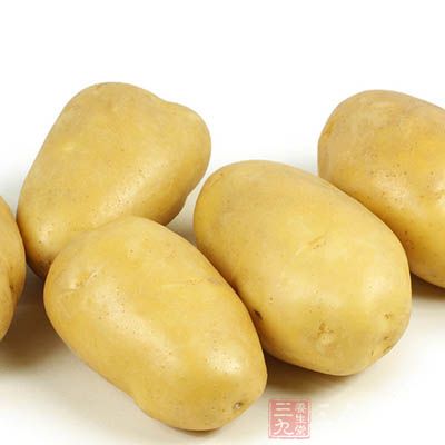土豆切小丁用涼水浸泡後瀝干水分