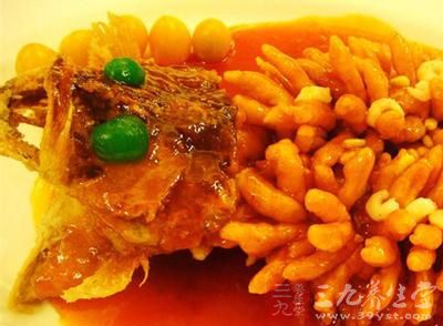 將魚片成菊花狀，沾水澱粉和干澱粉