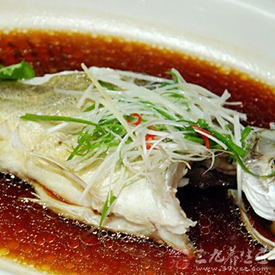 將桂魚宰殺干淨後在兩面魚身劃上兩刀