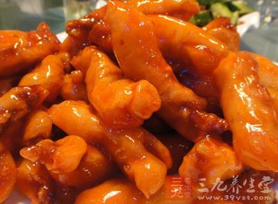 豬裡脊肉先切厚片，用刀側拍松肉的組織