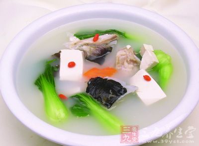 嫩豆腐在盒內劃成小塊,魚頭洗淨斬半,生姜切片,香菜、大蒜切碎,蔥切段 嫩豆腐在盒內劃成小塊,魚頭洗淨斬半,生姜切片,香菜、大蒜切碎,蔥切段