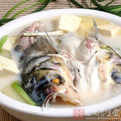 三文魚頭去腮沖洗干淨, 姜切片 三文魚頭去腮沖洗干淨, 姜切片