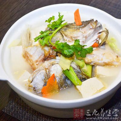 倒入清水,以沒過魚頭為宜,加蓋大火煮至沸騰,改中小火煮15分鐘,直至湯呈乳白色 倒入清水,以沒過魚頭為宜,加蓋大火煮至沸騰,改中小火煮15分鐘,直至湯呈乳白色