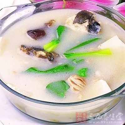 鍋熱下油,爆些姜片 鍋熱下油,爆些姜片