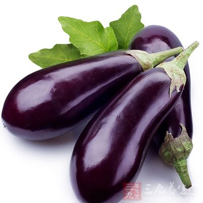 將茄子去皮、洗淨、切成3厘米厚的塊
