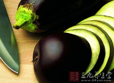 將茄子切成滾刀塊，蕃茄切塊
