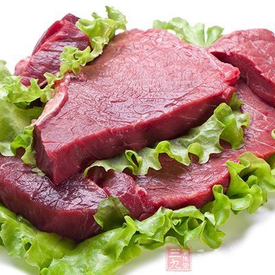 將豬肉切成小薄片，放入盆內