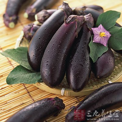 茄子去皮，切成滾刀快