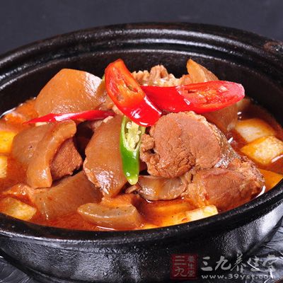 放入清炖好的牛肉，然後加入大約300ml牛肉湯