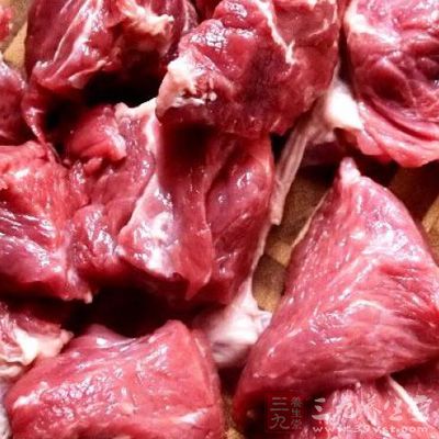 新鮮的牛腩洗淨切塊，放入湯鍋，加蔥姜