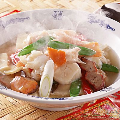 肉炖好後打開，倒入大塊西紅柿，然後一起盛入鍋仔中即可