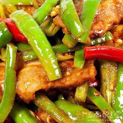 去皮五花肉400克,新鮮辣椒兩只 去皮五花肉400克,新鮮辣椒兩只