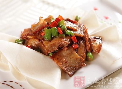 瘦肉切片用鹽、醬油稍微入味。辣椒切片,蒜子拍松 瘦肉切片用鹽、醬油稍微入味。辣椒切片,蒜子拍松