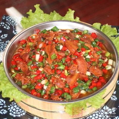 坐鍋燒油(整盤菜的油一次倒入,後面不加油)先下肉片炒散盛出 坐鍋燒油(整盤菜的油一次倒入,後面不加油)先下肉片炒散盛出
