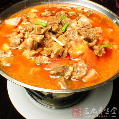 將焯好水的牛肉連湯倒入高壓鍋內,放入土豆塊,木耳蔥姜蒜一並放入鍋內 將焯好水的牛肉連湯倒入高壓鍋內,放入土豆塊,木耳蔥姜蒜一並放入鍋內