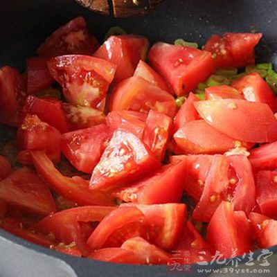 翻炒至西紅柿出湯 翻炒至西紅柿出湯