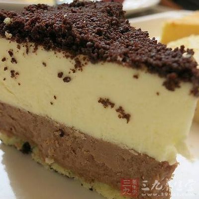 將攪拌好的巧克力漿與奶油糊一起攪拌均勻