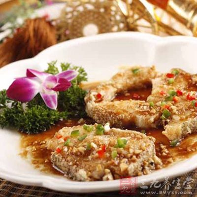 鳕魚肉洗淨,用廚房紙巾擦干水分,再用上述的調料把鳕魚肉腌制半個小時左右 鳕魚肉洗淨,用廚房紙巾擦干水分,再用上述的調料把鳕魚肉腌制半個小時左右