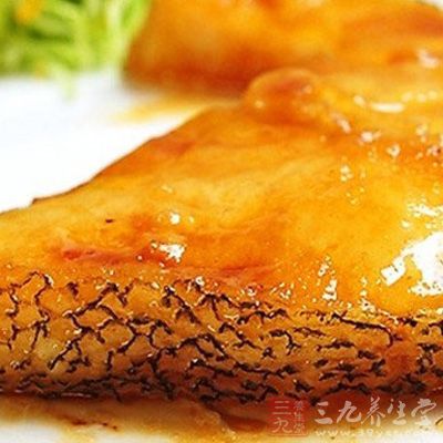 鳕魚洗淨,加鹽腌5 分鐘,再均勻沾裹澱粉,蔥、姜、蒜、辣椒洗淨,均切末 鳕魚洗淨,加鹽腌5 分鐘,再均勻沾裹澱粉,蔥、姜、蒜、辣椒洗淨,均切末