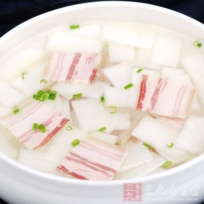 冬瓜去皮去籽切塊，鹹肉切片