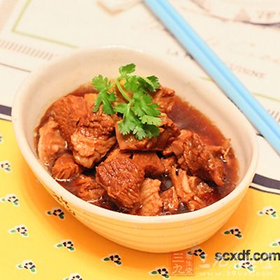 牛肉選肋條切成塊,用沸水焯一下撈出,切成方塊 牛肉選肋條切成塊,用沸水焯一下撈出,切成方塊