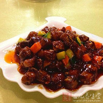 牛肉洗淨後切成2-3厘米見方的小塊,加入清水沒過牛肉表面,浸泡45分鐘 牛肉洗淨後切成2-3厘米見方的小塊,加入清水沒過牛肉表面,浸泡45分鐘