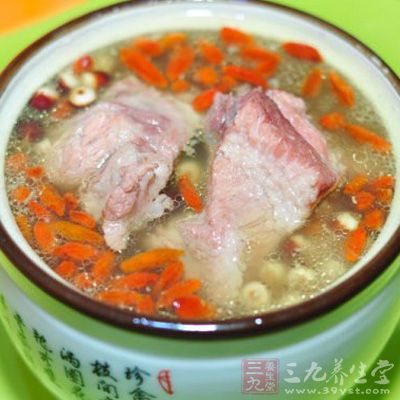黑棗洗淨後，與作法1的枸杞、姜片及水加入作法2的電鍋內鍋中
