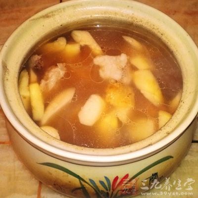 茭白剝去綠色外衣，硬的莖部也切去，洗淨，切成約3厘米長的塊狀