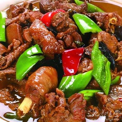 倒入口蘑，加鹽、雞精、胡椒粉