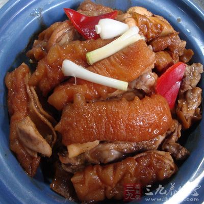 炒鍋倒油，油要多些，油熱後下兔肉