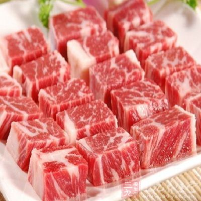 牛腩切1cm見方的小塊 牛腩切1cm見方的小塊